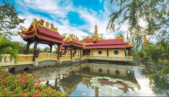 Khuôn viên hồ sen trong chùa Vạn Phước Khuôn viên hồ sen trong chùa Vạn Phước