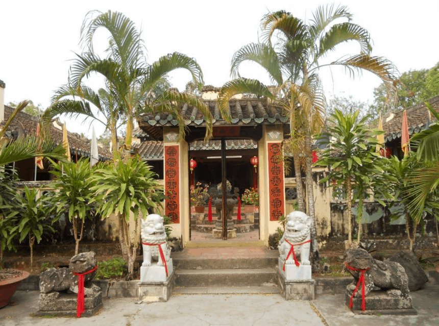 Khuôn viên khu đền thờ Mạc Cửu