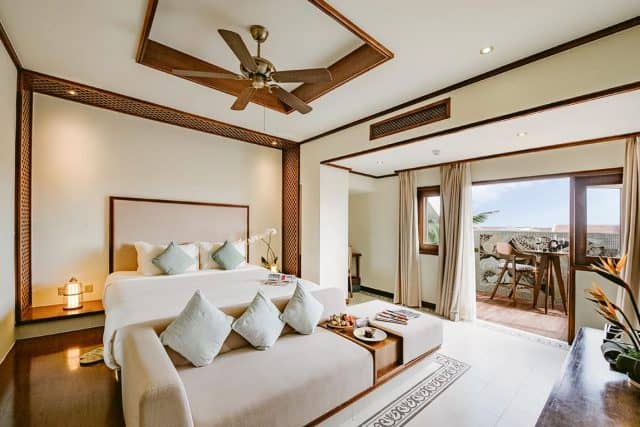 Phòng ngủ thiết kế tao nhã tạo không gian nghỉ ngơi thoải mái với đầy đủ tiện nghi (Ảnh ST)