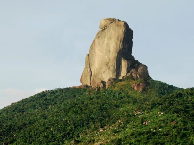 Bia ÄÃ¡ lá»n trÃªn Äá»nh nÃºi (áº¢NH ST)