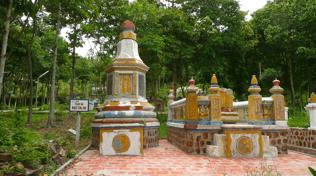 Phần mộ bà Mạc Thị Ân