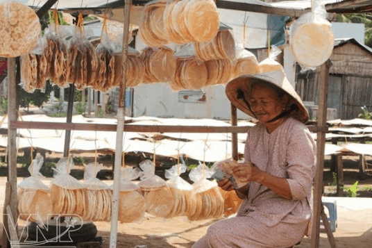 Quán hàng rong bán bánh phồng