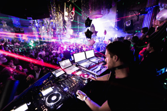 Tận hưởng không gian sôi động cùng với những bản DJ