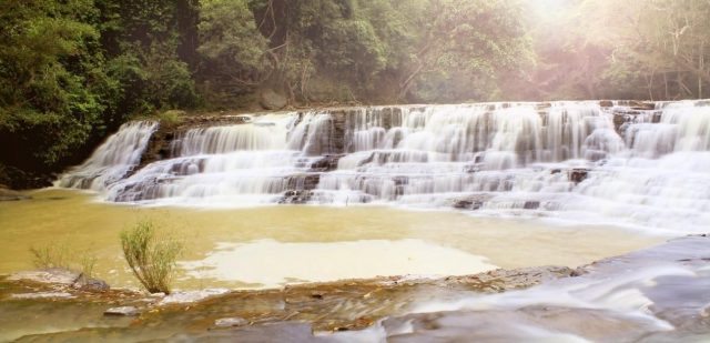 Dòng thác Thủy Tiên uốn lượn vắt ngang rừng, như một nét chấm phá độc đáo trên bức tranh thủy mặc. (ẢNH ST)