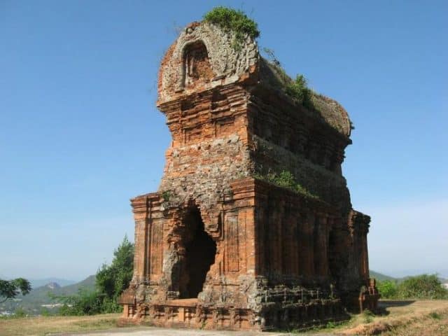 Qua thời gian dài công trình đã không còn nguyên vẹn (Ảnh ST)