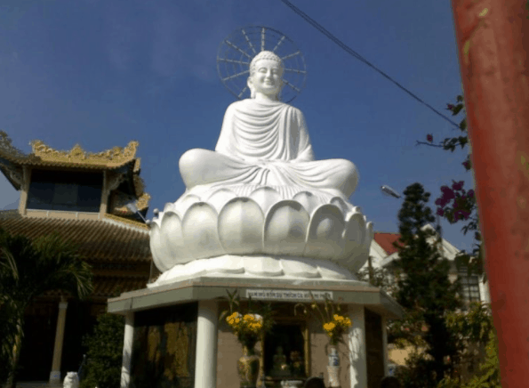 Tượng Phật Thích Ca cao 7m được đặt trong sân chùa Viên Minh Tượng Phật Thích Ca cao 7m được đặt trong sân chùa Viên Minh