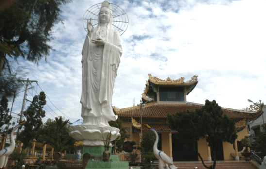 Tượng phật Quan Âm nằm trong khuôn viên sân chùa Viên Minh Tượng phật Quan Âm nằm trong khuôn viên sân chùa Viên Minh