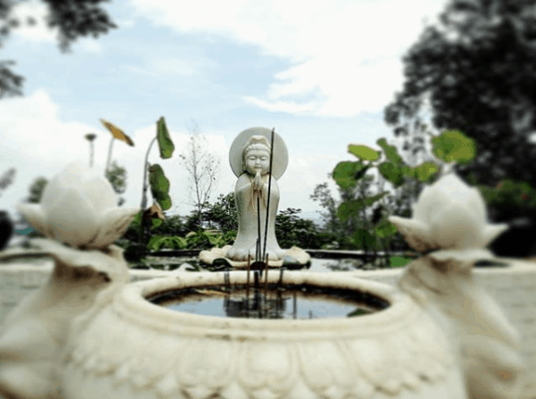 Tượng Quan Thế Âm Bồ Tát được đặt tại sân chùa Tượng Quan Thế Âm Bồ Tát được đặt tại sân chùa