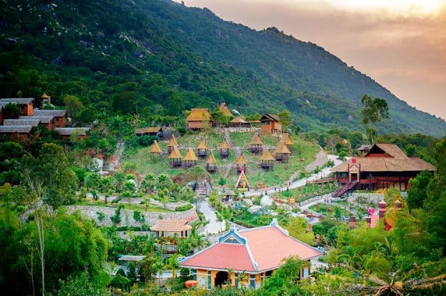 Khu phố Chăm Pa ở khu du lịch Trăm Trứng (ẢNH ST)