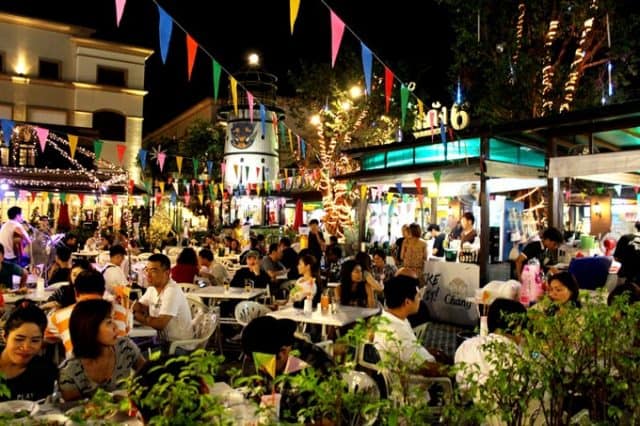 Những khu phục vụ ăn uống luôn đông khách (Ảnh ST)