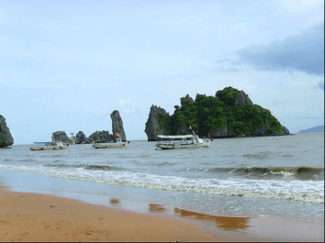 Sóng biển chỉ là những đợt lăn tăn, không ồn ào như các vùng biển khác
