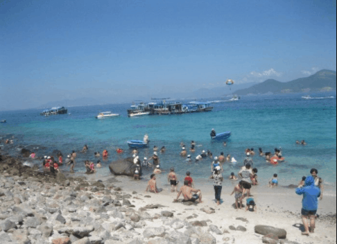 Bạn có thể dạo mát, khám phá biển, tham quan các hòn đảo, câu cá, lặn ngắm san hô…