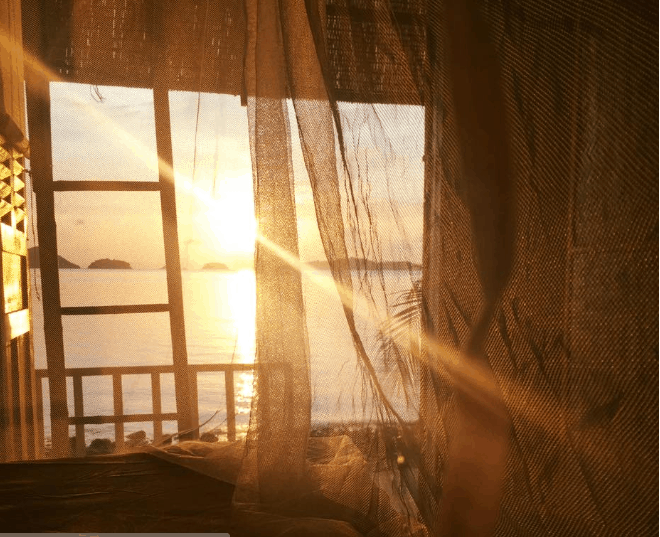 Chỉ cần mở cửa sổ bạn có thể tha hồ ngắm biển, đón bình minh hay hoàng hôn huyền ảo tuyệt đẹp ở bãi Sỏi.