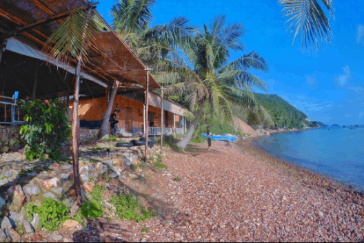 Bãi Sỏi Beach nằm ngay cạnh bờ biển
