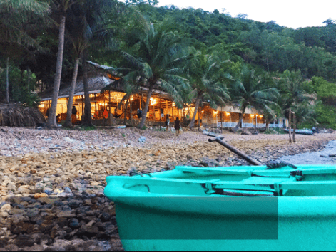 Để đến bãi Sỏi, từ đảo Nam Du, bạn có thể thuê tàu đi chơi đảo