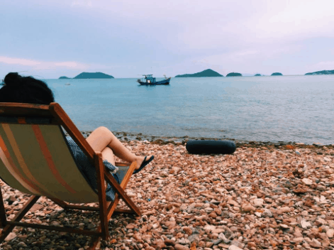 Đến bãi Sỏi Beach bạn sẽ được tận hưởng không gian cách biệt hoàn toàn với phố thị