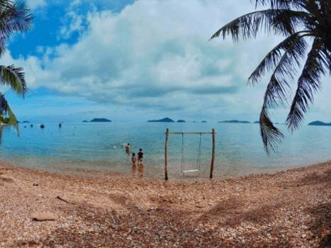 Bãi Sỏi Beach cách xa sự ồn ào của khu dân cư đem lại sự riêng tư và thoải mái nhất