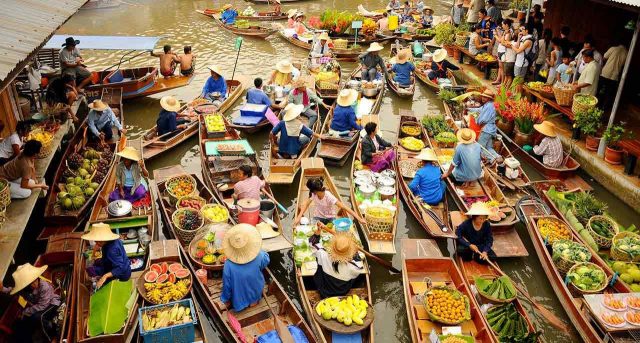 Bạn nên thuê thuyền đi dạo trong khu chợ này (Ảnh ST)