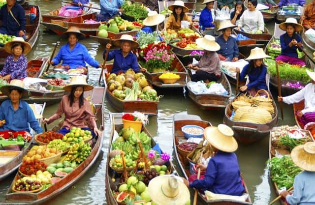 Khu chợ đông vui nhộn nhịp vào những ngày cuối tuần (Ảnh ST)