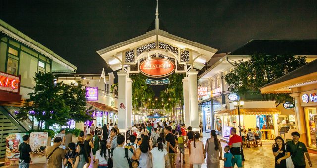Khung cảnh đông đúc nhộn nhịp của chợ đêm Asiatique (Ảnh ST)