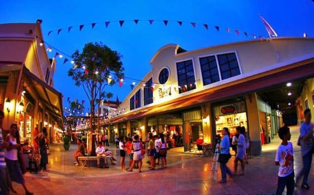 Khu chợ lung linh khi lên đèn vào buổi tối (Ảnh ST)