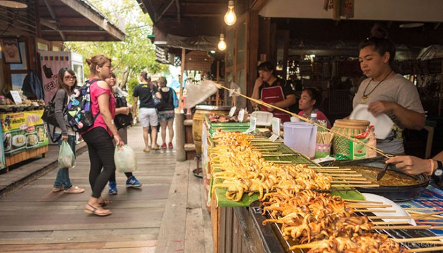Bạn cũng có thể đi bộ thăm quan chợ nổi Pattaya (Ảnh ST)