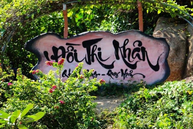Ngôi mộ nằm trên đồi Thi Nhân (Ảnh ST)