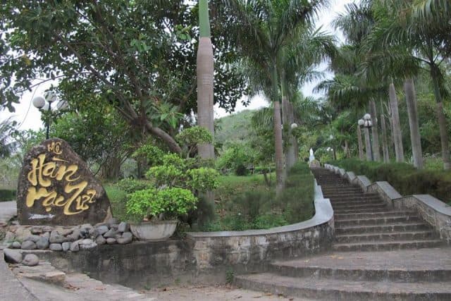 Con đường dẫn lên khu mộ (Ảnh ST)