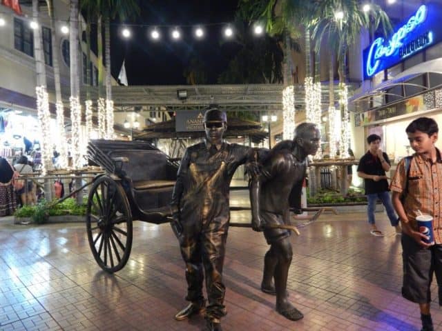 Những trải nghiệm thú vị khi đến chợ đêm (Ảnh ST)