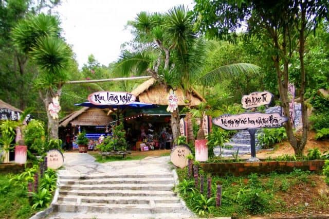 Khu làng nghề trên đồi Thi Nhân (Ảnh ST)