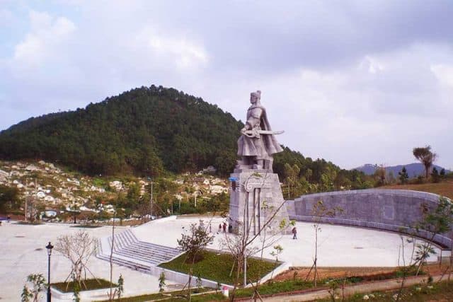 Nét đặc trưng của Núi Ngự Bình (Ảnh: ST)