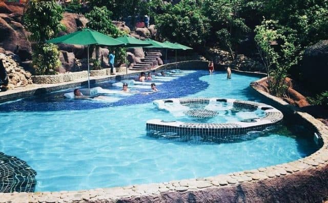 Du khách có thể nằm tận hưởng làn khoáng nóng vỗ về khắp cơ thể để có thể cảm nhận được sự thư thái, thoải mái. (Ảnh: ST)