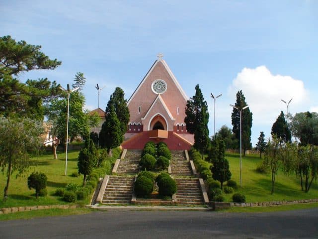 Cầu thang lối lên nhà thờ Domaine de Marie (Ảnh: ST)