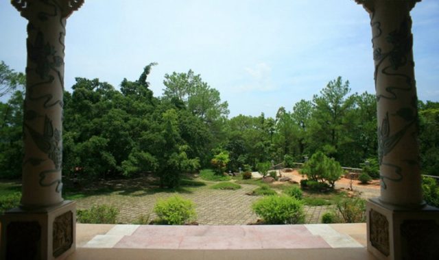 Không gian xung quanh Đan viện Thiên An được bao bọc bằng rất nhiều cây xanh (Ảnh ST)