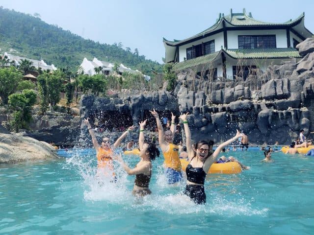 Mùa hè cùng cạ cứng đi du lịch để có thể cùng quậy tưng bừng ở khu công viên nước nhé! (Ảnh: ST)