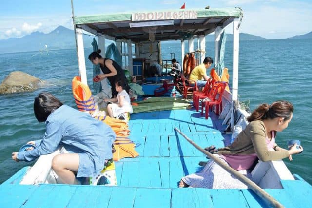 Thử câu cá trên thuyền khi đến Hòn Chảo (Ảnh: ST)