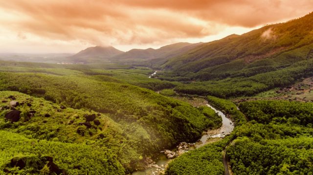 Một trong những view tuyệt đẹp trên đường đến với khu du lịch (Ảnh: ST)