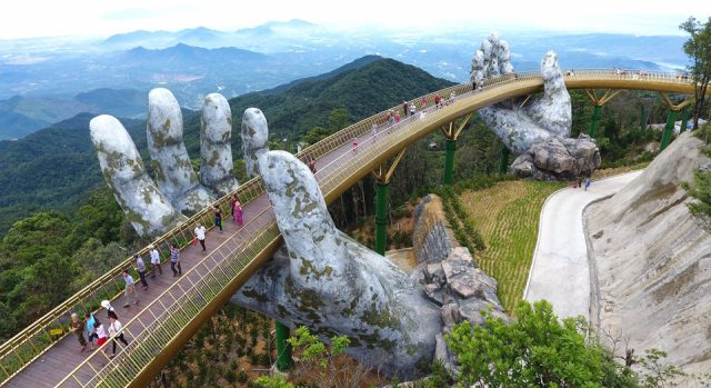 Quang cảnh nhìn từ trên cao của cầu Vàng ở Đà Nẵng (Ảnh ST)