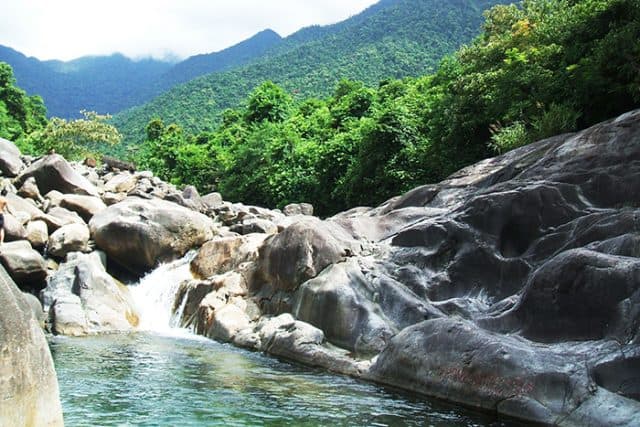 Vẻ đẹp hùng vĩ của núi rừng thiên nhiên