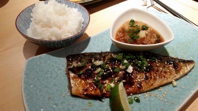 Cá măng biển rán ăn kèm với chanh (Ảnh: ST)