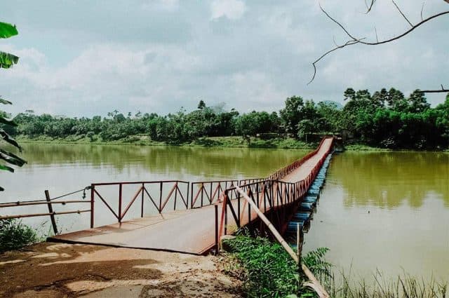 Cây cầu phao nối liền Lăng Gia Long và khu dân cư (Ảnh ST)