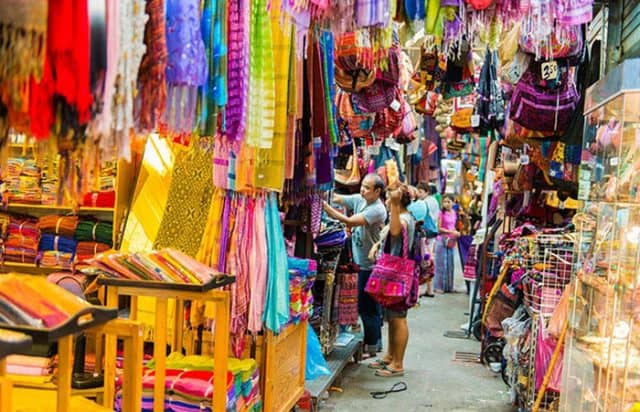 Chợ Chatuchak luôn nhộn nhịp người mua kẻ bán (Ảnh ST)