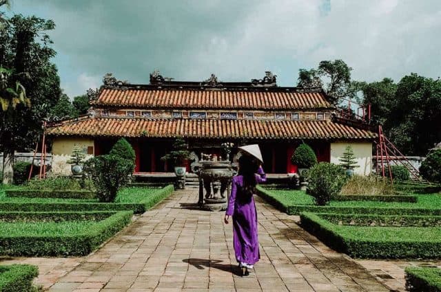 Khuôn viên thoáng đãng trong khu vực lăng (Ảnh ST)