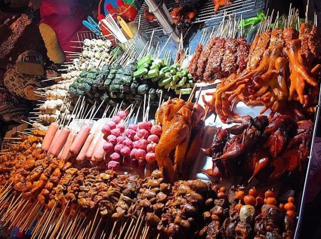Đồ xiên nướng ở Thái Lan vô cùng phong phú (Ảnh ST)