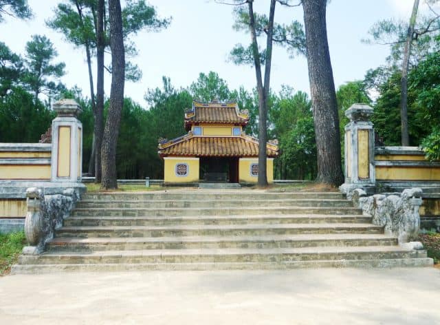 Những công trình nhỏ trong khuôn viên lăng tẩm (Ảnh ST)
