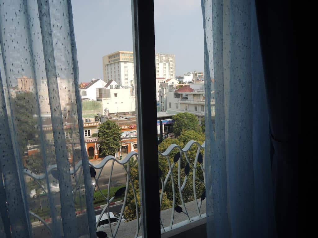 Vừa có vị trí tốt lại vừa có view đẹp, chẳng trách Iris Hotel luôn trong tình trạng đông khách