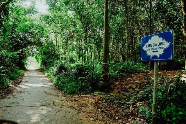 Lối đi rợp bóng cây xanh khi vào lăng (Ảnh ST)