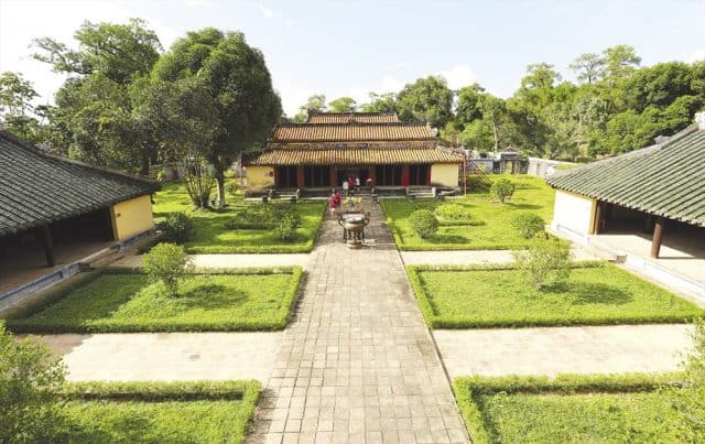 Quảng cảnh lăng Gia Long (Ảnh ST)