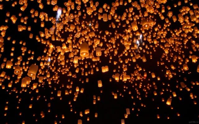 Thả đèn trời độc đáo tại Lễ hội Loy Krathong (Ảnh ST)