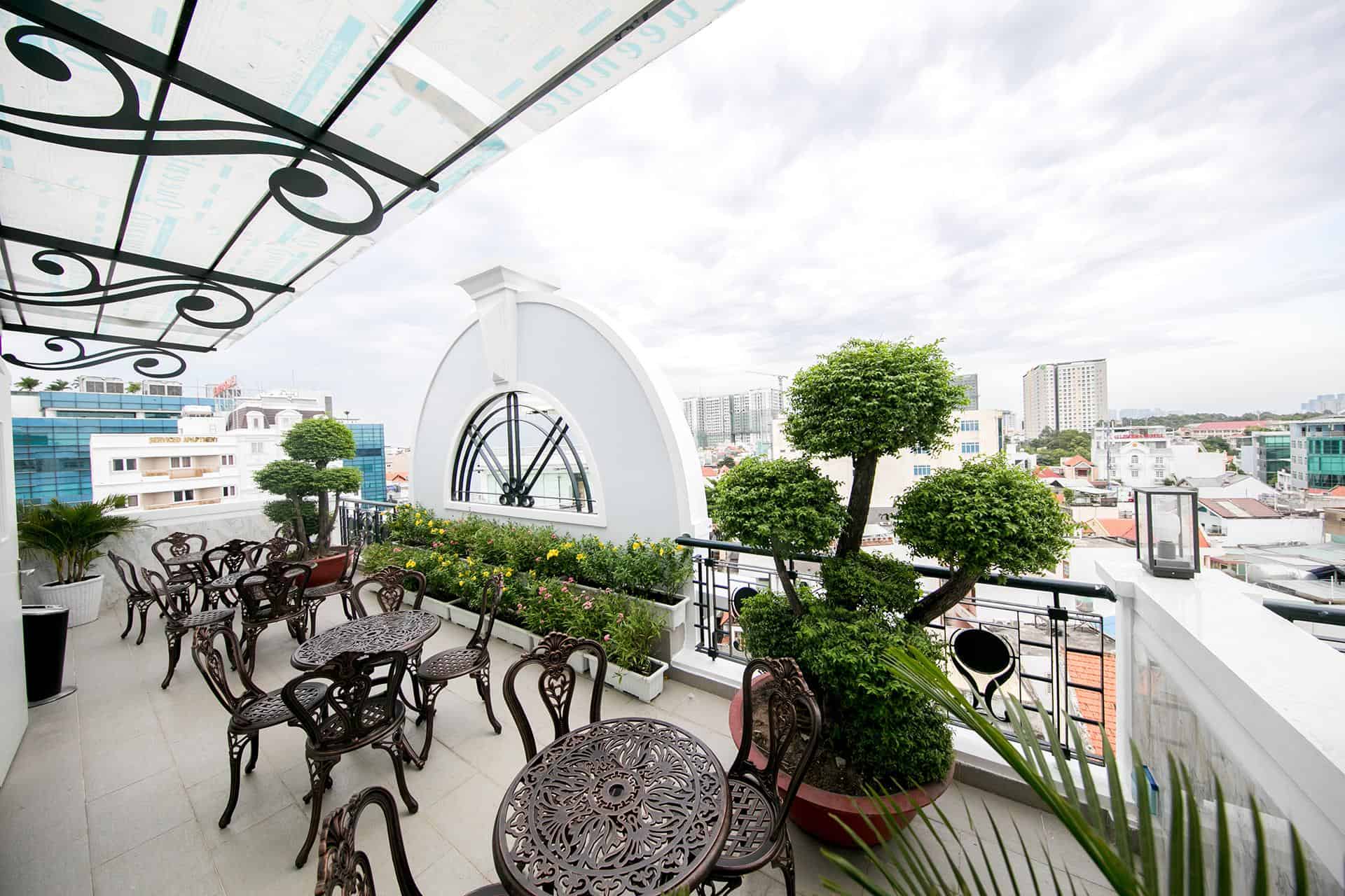 Chán check in khu vực bên trong thì hãy ra ban công lấy chút view Sài Gòn nào!